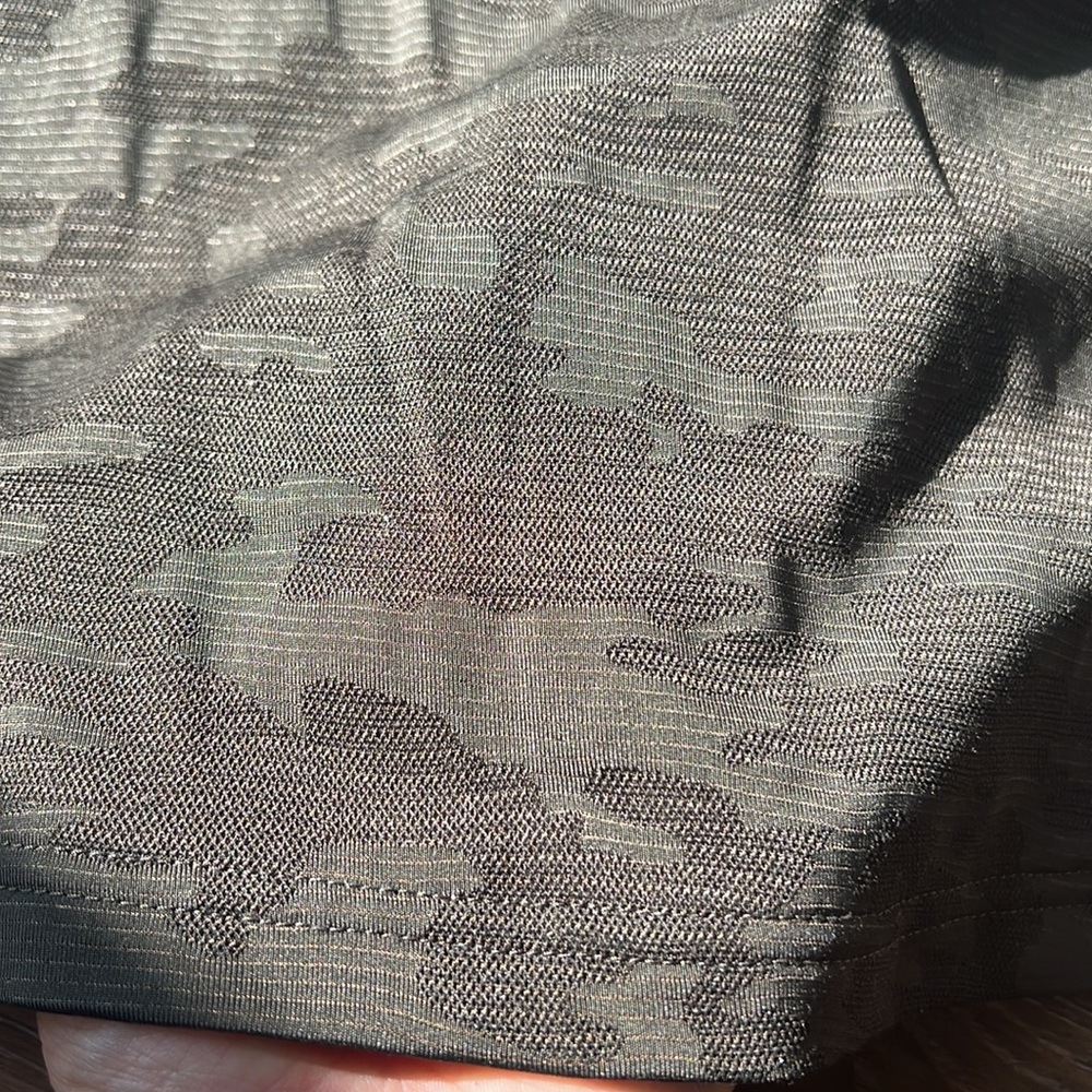 lululemon camo short sleeve - Picture 2 of 4